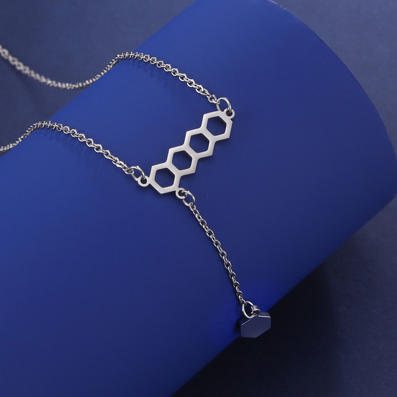 Collier pendentif alvéole couleur argentée ou dorée modèle argent
