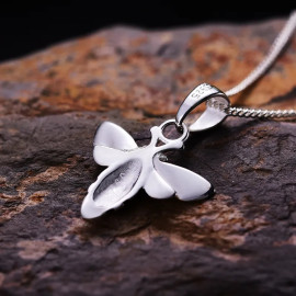 vue arrière collier abeille Collier pendentif petite abeille trésor