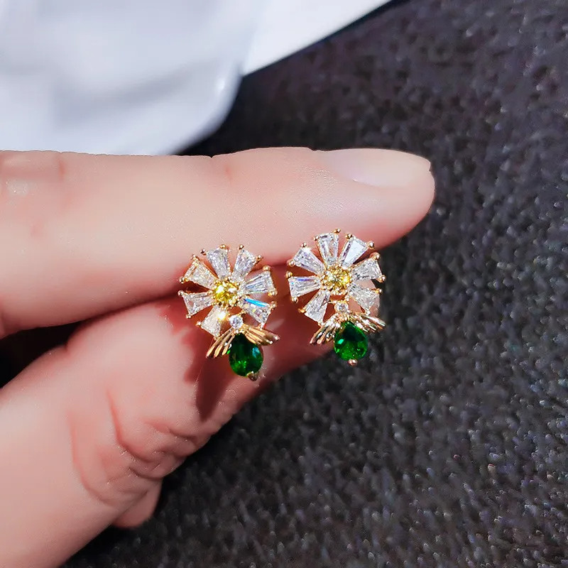 boucle d'oreilles Marguerite et abeille vert emeraude Marie-Antoinette