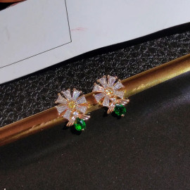 détails boucle d'oreilles Marguerite et abeille vert emeraude Marie-Antoinette