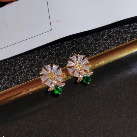 détails boucle d'oreilles Marguerite et abeille vert emeraude Marie-Antoinette