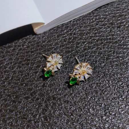 vue complète boucle d'oreilles Marguerite et abeille vert emeraude Marie-Antoinette