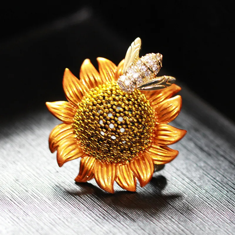 Broche tournesol flamboyant et abeille dorée