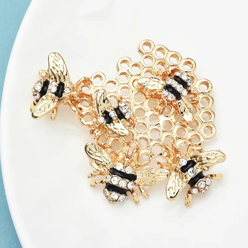 broche abeille Dentelle alvéolée aux 5 abeilles