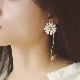 Boucles d'oreilles marguerite asymétriques