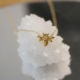 Pendentif petite abeille translucide