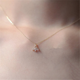 Pendentif précieux aux pétales porte-bonheur