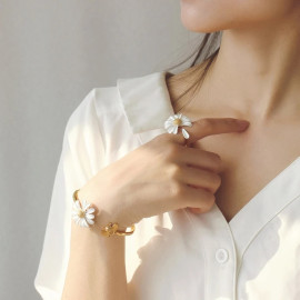 vue portée de la Bague créateur marguerite amour