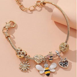 Pendentif abeille avec breloques avec détails