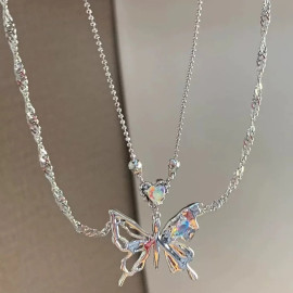 Grand collier papillon élégant avec petit cœur diamant