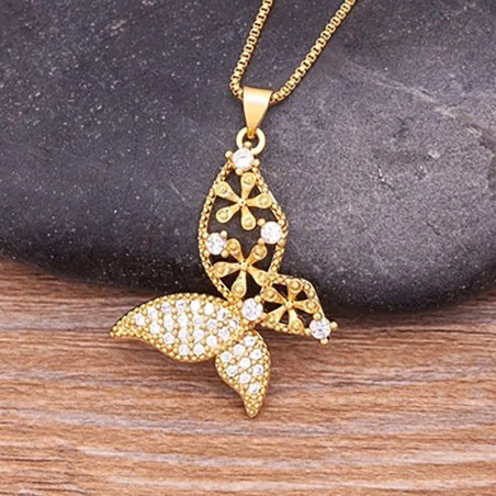 Collier avec pendentif papillon aux strass multicolores étincelants - modèle 2