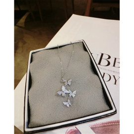 détails Collier papilion vol de 4 papillons