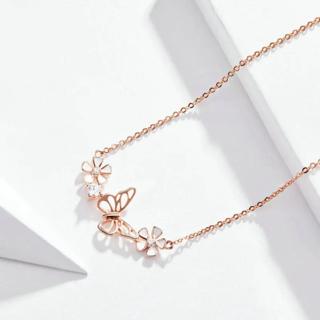 vue détaillée Collier papilion scintillant vol de 3 papillons et pendants