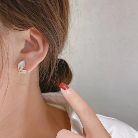 Boucles d'oreilles papillon blanc nacré