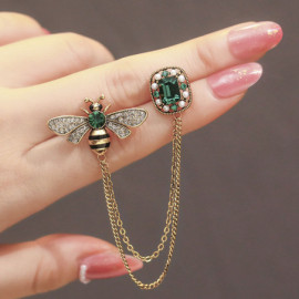 Magnifique Broche Duo Abeille Royale et Joyau Émeraude - Élégance Vintage