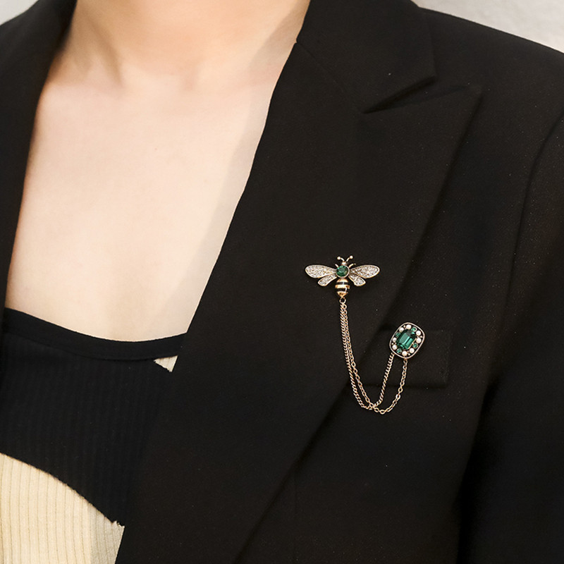 Broche Duo Abeille Royale et Joyau Émeraude - Élégance Vintage