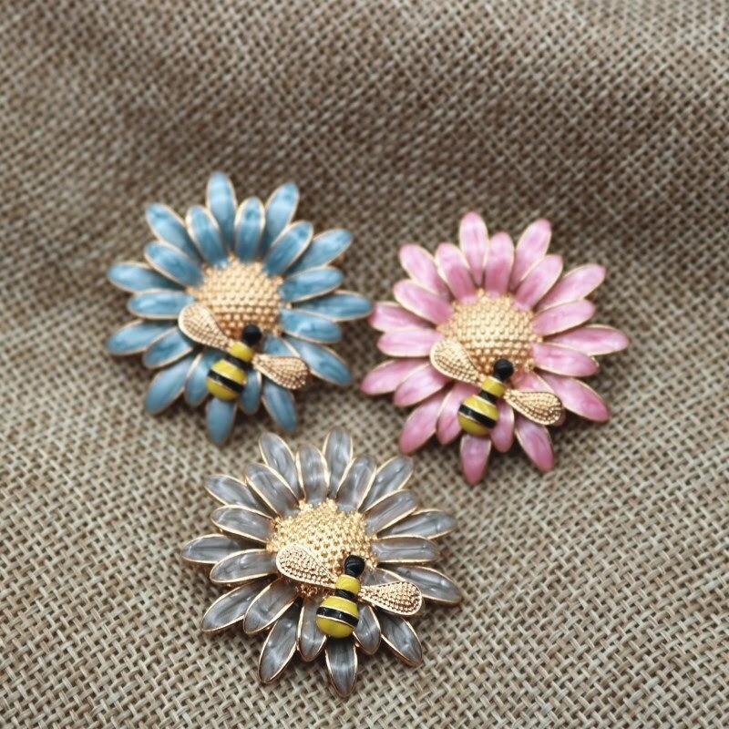 Broche marguerite et abeille en émail - 3 couleurs
