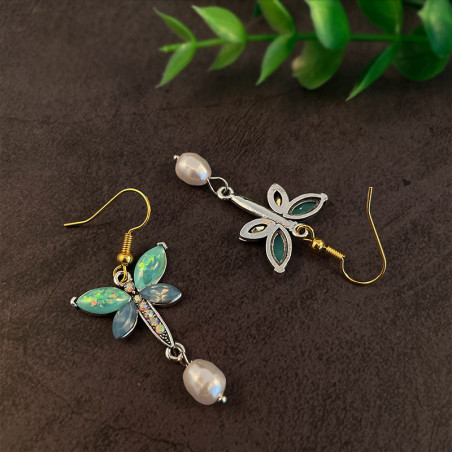 Vue complète des Boucles d'oreilles Pendantes Libéllule avec Perles Blanches Rétro Couleur Bleu