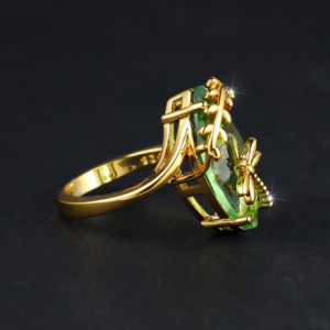 Vue latérale Bague Libéllule sur Pierre Vert Olive Couleur Or