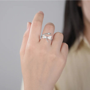 Vue Portée Bague Libélulle en Argent Sterling 925 et Or 18k - Libellule et bourgeon de Lotus couleur Argent