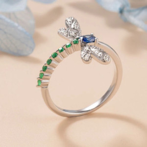 Vue de côté de la Bague Libéllule Couleur Argent avec Strass Brillants vert et Bleu