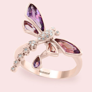 Vue détaillée de la Bague Libéllule en or Rose Ailes Pierres Violettes en Zircon et Strass